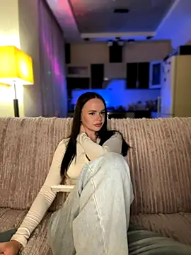 Snapshot of DinaTasty chatting on 10.29.25 DinaTasty online show from 10.29.25