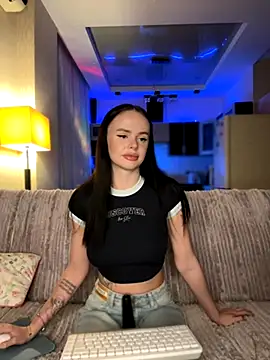 Snapshot of DinaTasty chatting on 10.31.25 DinaTasty online show from 10.31.25