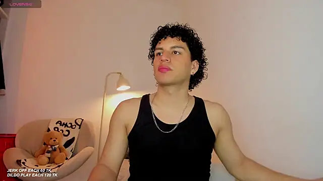 Snapshot of Curlblue chatting on 11.04.25 Curlblue online show from 11.04.25