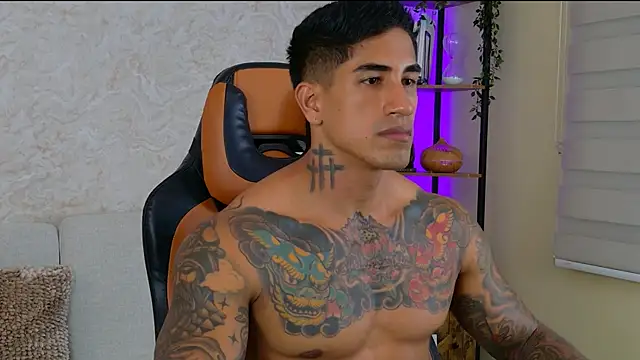 Snapshot of AdanReilly chatting on 12.11.24 AdanReilly online show from 12.11.24