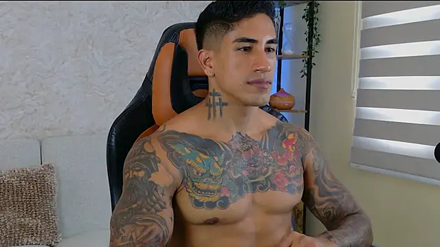 Snapshot of AdanReilly chatting on 12.21.24 AdanReilly online show from 12.21.24