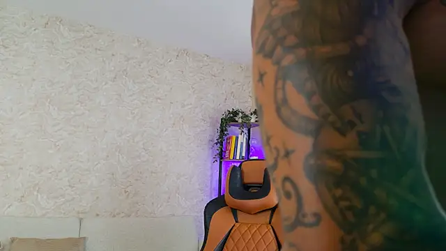 Snapshot of AdanReilly chatting on 01.04.25 AdanReilly online show from 01.04.25