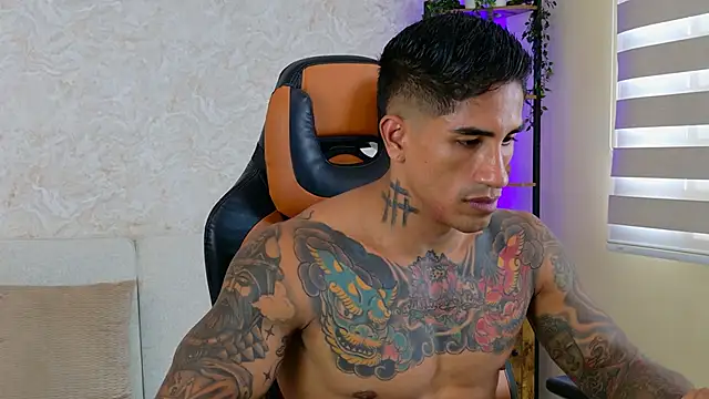 Snapshot of AdanReilly chatting on 01.27.25 AdanReilly online show from 01.27.25