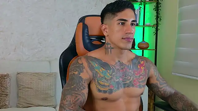 Snapshot of AdanReilly chatting on 02.07.25 AdanReilly online show from 02.07.25