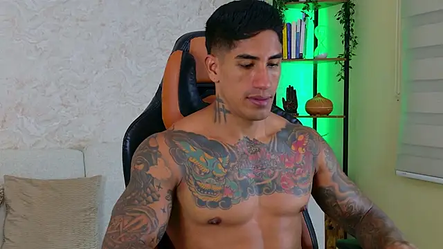 Snapshot of AdanReilly chatting on 03.15.25 AdanReilly online show from 03.15.25