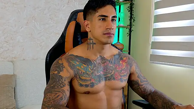 Snapshot of AdanReilly chatting on 03.21.25 AdanReilly online show from 03.21.25