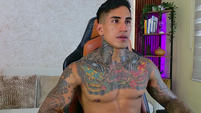 Snapshot of AdanReilly chatting on 09.26.25 AdanReilly online show from 09.26.25