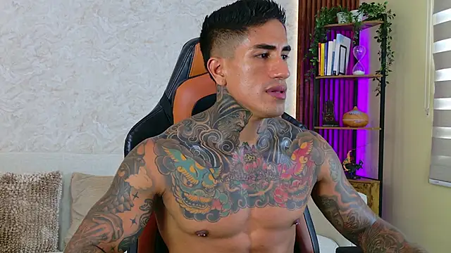 Snapshot of AdanReilly chatting on 09.27.25 AdanReilly online show from 09.27.25