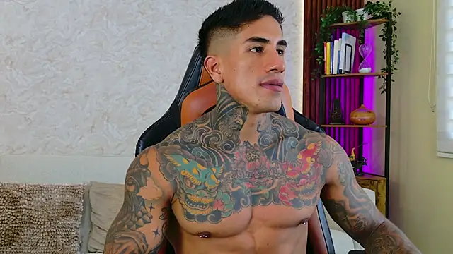 Snapshot of AdanReilly chatting on 10.22.25 AdanReilly online show from 10.22.25