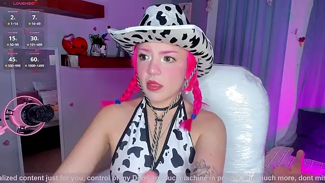 Snapshot of Tiny__Emmy chatting on 10.03.25 Tiny Emmy online show from 10.03.25