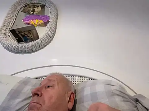 Snapshot of Bossinmidd12 chatting on 12.22.24 Bossinmidd12 online show from 12.22.24