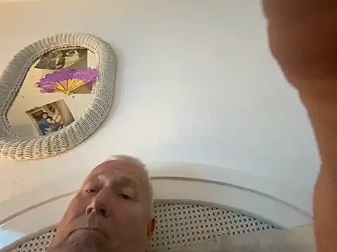 Snapshot of Bossinmidd12 chatting on 02.23.25 Bossinmidd12 online show from 02.23.25