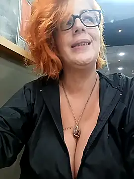 Snapshot of Escarlate4you_ chatting on 10.22.25 Escarlate4you online show from 10.22.25