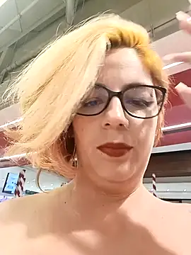 Snapshot of Escarlate4you_ chatting on 11.12.25 Escarlate4you online show from 11.12.25