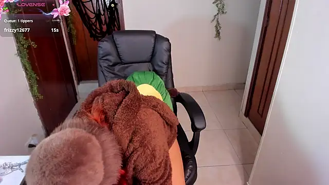 Snapshot of Violetaarey chatting on 10.14.25 Violetaarey online show from 10.14.25