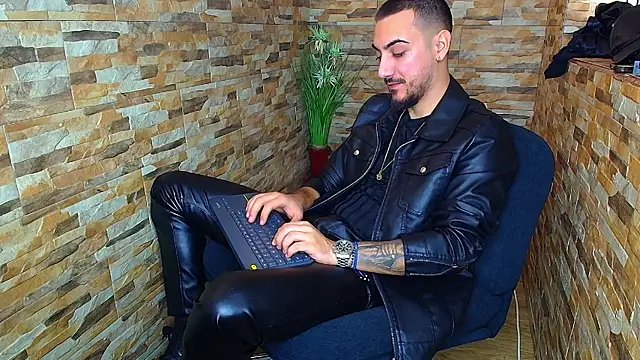 Snapshot of AndrewBanner chatting on 12.17.24 AndrewBanner online show from 12.17.24