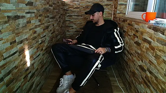 Snapshot of AndrewBanner chatting on 12.20.24 AndrewBanner online show from 12.20.24