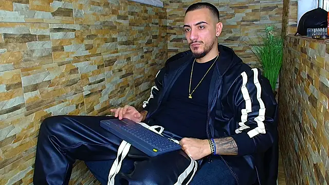 Snapshot of AndrewBanner chatting on 12.24.24 AndrewBanner online show from 12.24.24