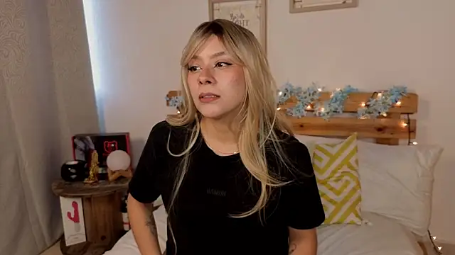 Snapshot of LucyMoanss chatting on 05.14.26 LucyMoanss online show from 05.14.26