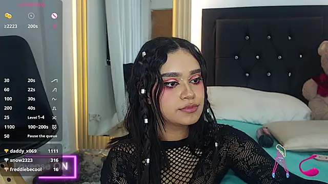 Snapshot of coraline_v chatting on 12.05.24 coraline v online show from 12.05.24
