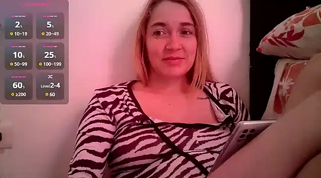Izury Blondee online show from 12.15.24