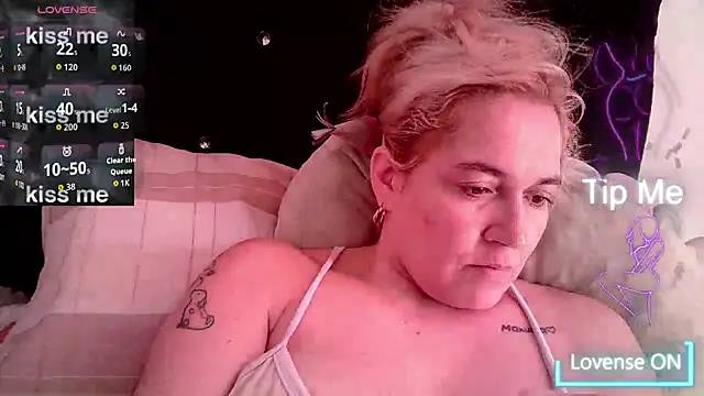 Izury Blondee online show from 10.25.25