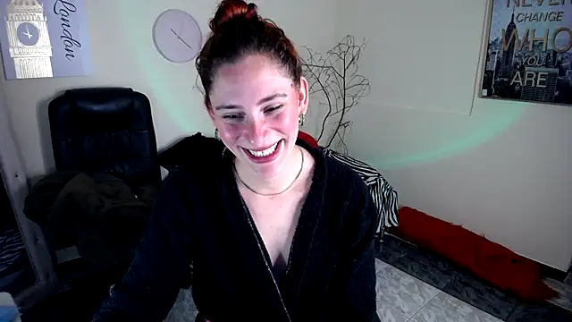 Snapshot of IsaBaileys_ chatting on 03.18.25 IsaBaileys online show from 03.18.25