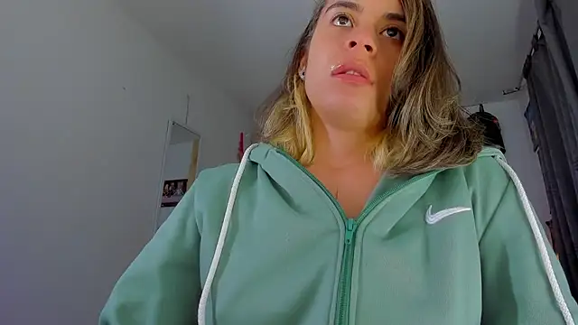 Snapshot of saralolo420 chatting on 12.24.24 saralolo420 online show from 12.24.24