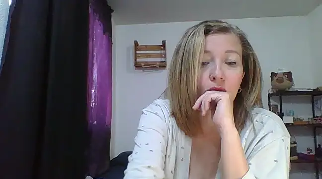 Snapshot of charlott_ponce chatting on 01.28.25 charlott ponce online show from 01.28.25