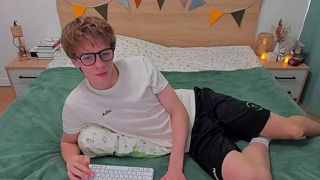 Snapshot of Fandi_777 chatting on 09.30.25 Fandi 777 online show from 09.30.25