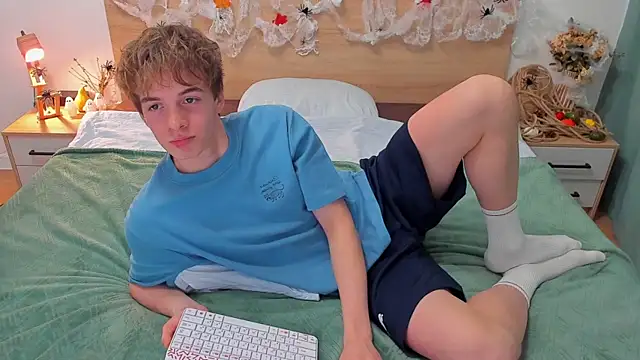 Snapshot of Fandi_777 chatting on 10.20.25 Fandi 777 online show from 10.20.25