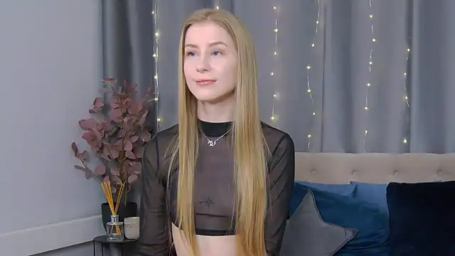 Snapshot of VioletiSwone chatting on 02.19.25 VioletiSwone online show from 02.19.25