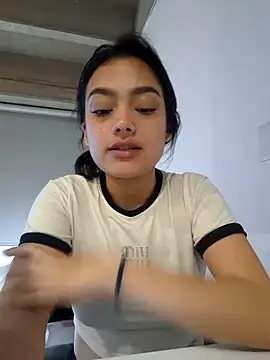 Snapshot of littlemelii chatting on 02.25.25 littlemelii online show from 02.25.25