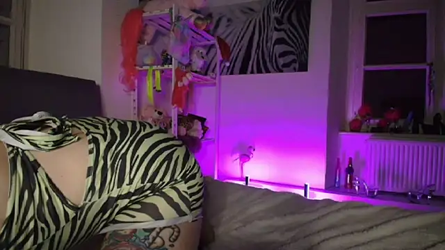 Snapshot of PinkHurricaneOfficial chatting on 03.21.25 PinkHurricaneOfficial online show from 03.21.25