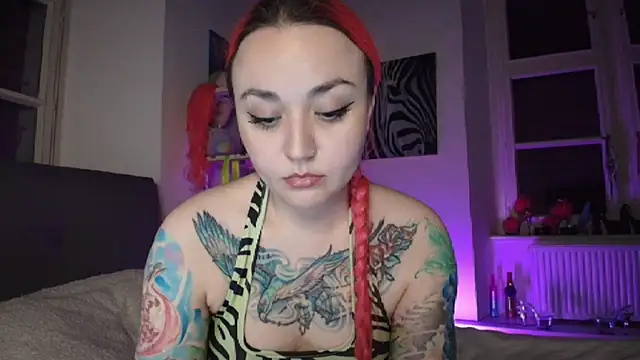 Snapshot of PinkHurricaneOfficial chatting on 03.21.25 PinkHurricaneOfficial online show from 03.21.25