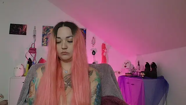 Snapshot of PinkHurricaneOfficial chatting on 09.08.25 PinkHurricaneOfficial online show from 09.08.25