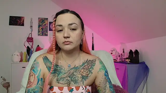 Snapshot of PinkHurricaneOfficial chatting on 09.13.25 PinkHurricaneOfficial online show from 09.13.25