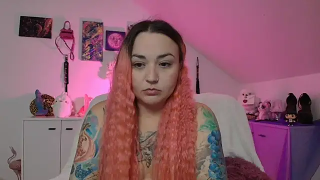 Snapshot of PinkHurricaneOfficial chatting on 09.18.25 PinkHurricaneOfficial online show from 09.18.25