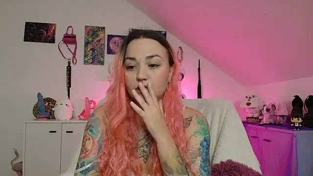 Snapshot of PinkHurricaneOfficial chatting on 09.22.25 PinkHurricaneOfficial online show from 09.22.25