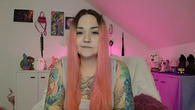 Snapshot of PinkHurricaneOfficial chatting on 09.23.25 PinkHurricaneOfficial online show from 09.23.25