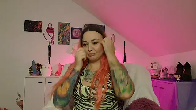 Snapshot of PinkHurricaneOfficial chatting on 09.24.25 PinkHurricaneOfficial online show from 09.24.25