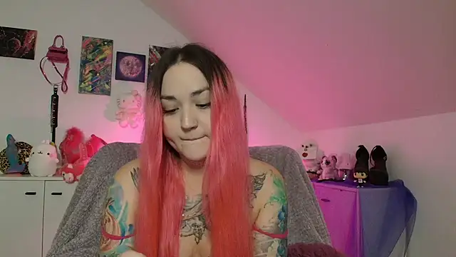 Snapshot of PinkHurricaneOfficial chatting on 09.26.25 PinkHurricaneOfficial online show from 09.26.25