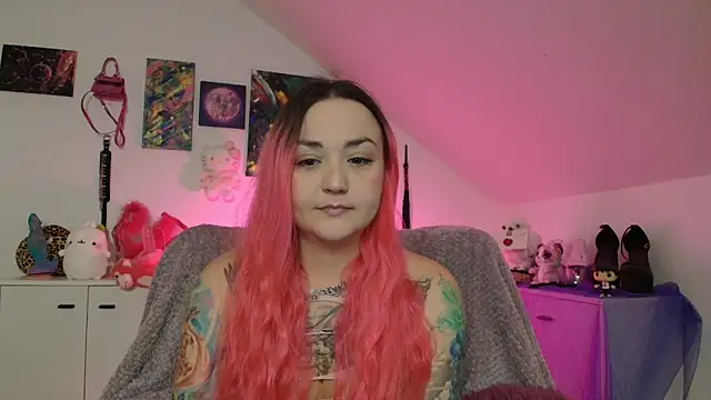 Snapshot of PinkHurricaneOfficial chatting on 09.27.25 PinkHurricaneOfficial online show from 09.27.25