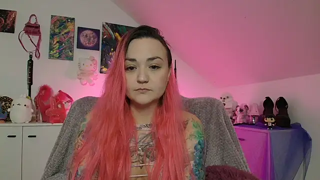 Snapshot of PinkHurricaneOfficial chatting on 09.28.25 PinkHurricaneOfficial online show from 09.28.25