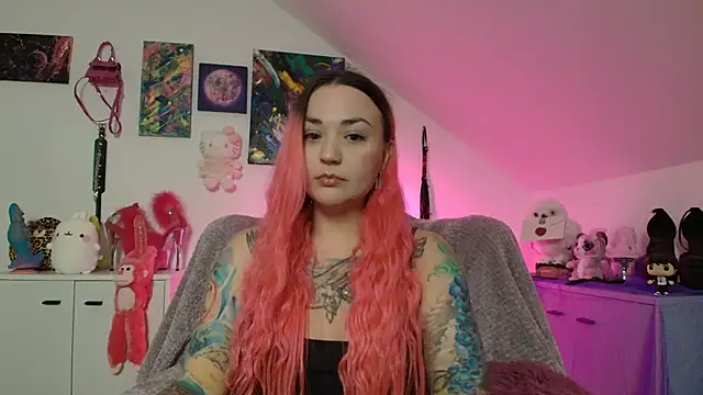 Snapshot of PinkHurricaneOfficial chatting on 10.04.25 PinkHurricaneOfficial online show from 10.04.25