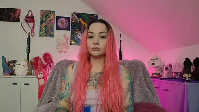 Snapshot of PinkHurricaneOfficial chatting on 10.07.25 PinkHurricaneOfficial online show from 10.07.25