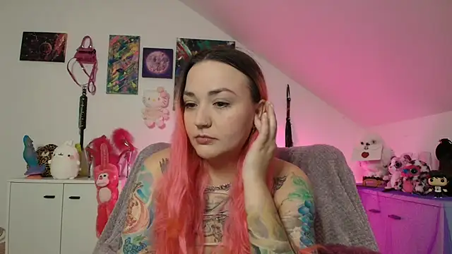 Snapshot of PinkHurricaneOfficial chatting on 10.09.25 PinkHurricaneOfficial online show from 10.09.25