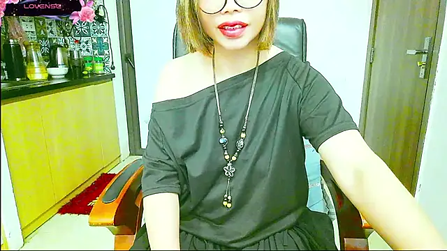 Snapshot of Miu-Le chatting on 09.29.25 Miu-Le online show from 09.29.25