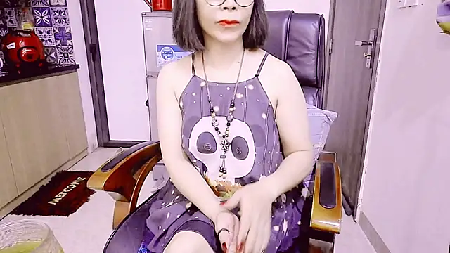 Snapshot of Miu-Le chatting on 04.24.26 Miu-Le online show from 04.24.26