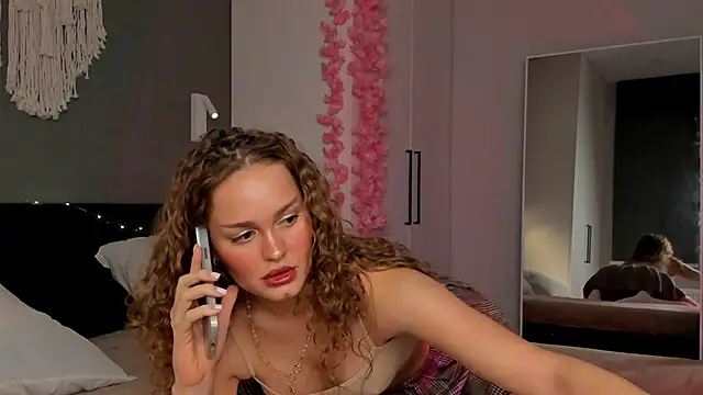 Caroline Smitt online show from 09.30.25